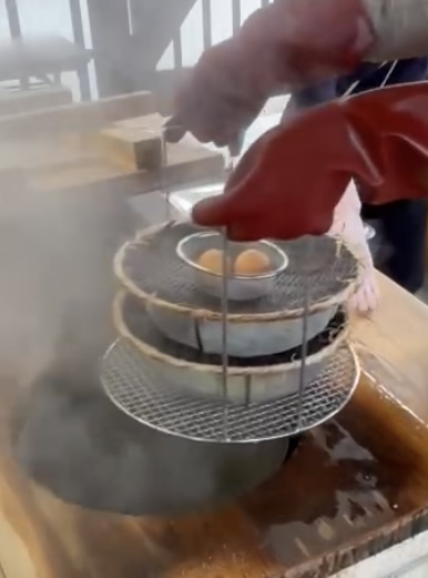 ゴム手袋で、蒸しあがった食材を上げる