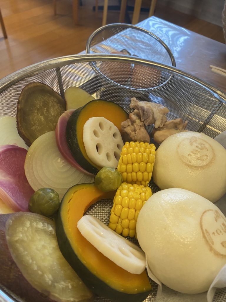 別府 地獄蒸し玉手箱は、野菜たっぷりの盛りだくさんなセット