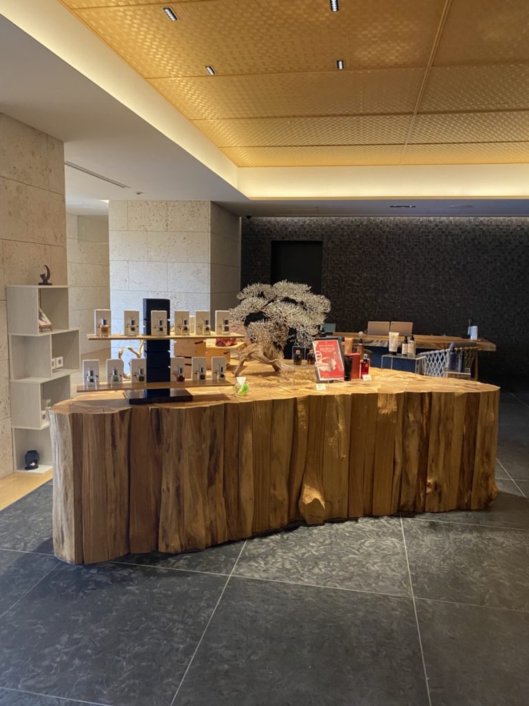 ハーン スパのショップコーナー。ハーンのプロダクツを手に取ることができる。