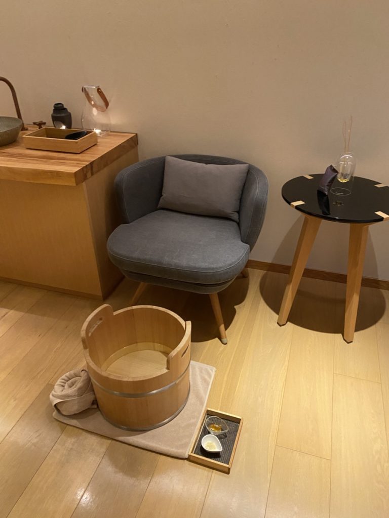 スパルームのフットバス。足を温めてからの施術。