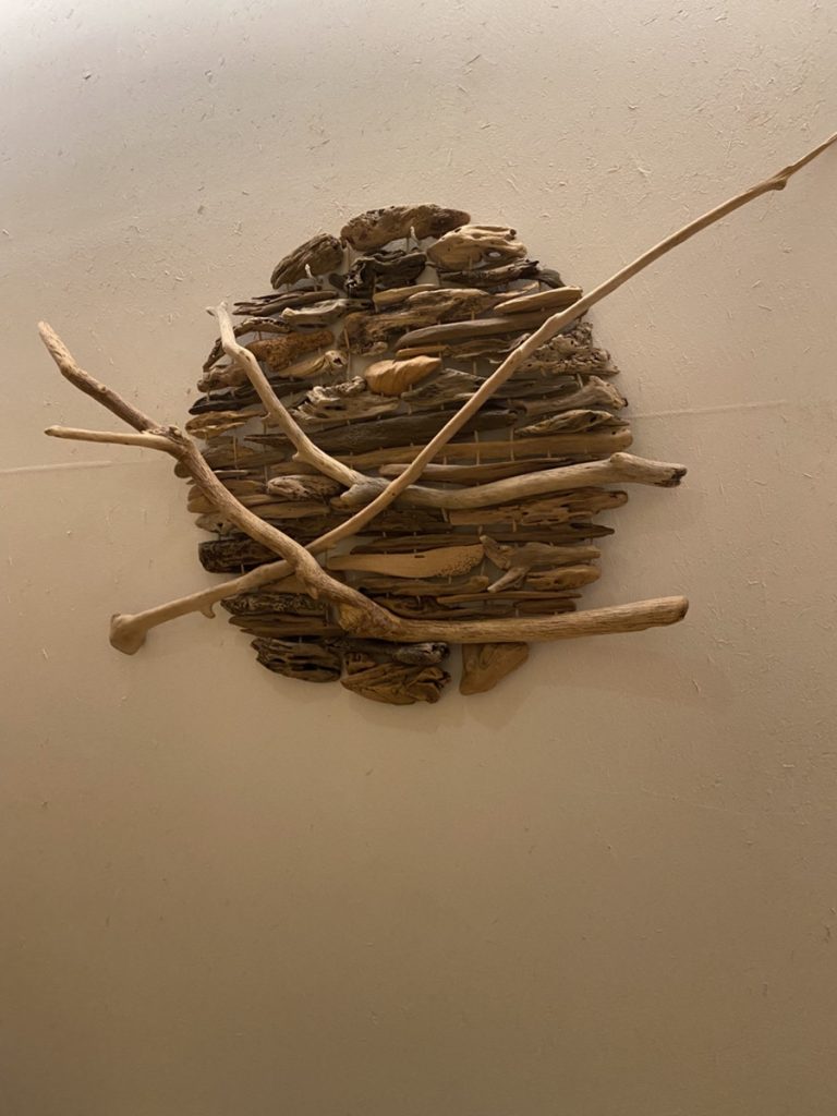 スパルームのオブジェ。ここにも木のアートが。