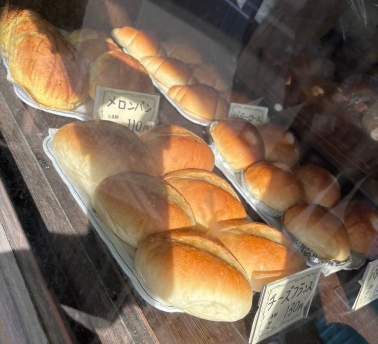 別府の人気パン店【友永パン屋】ショーケースに並んだパンたち