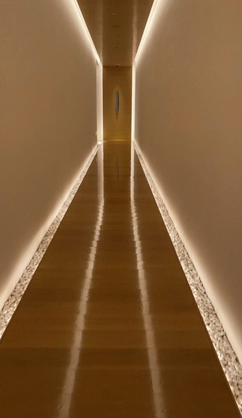 異次元空間を思わせる、スパへと続く廊下