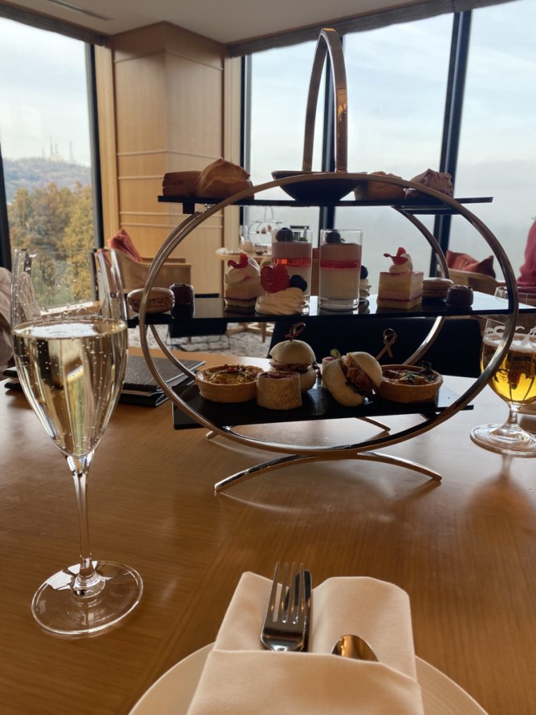 インターコンチネンタル別府 クラブラウンジのアフターヌーンティー シャンパンとともに