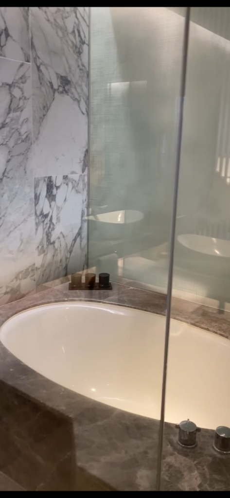 露店風呂もいいけれど、このお風呂も落ち着けてよかった