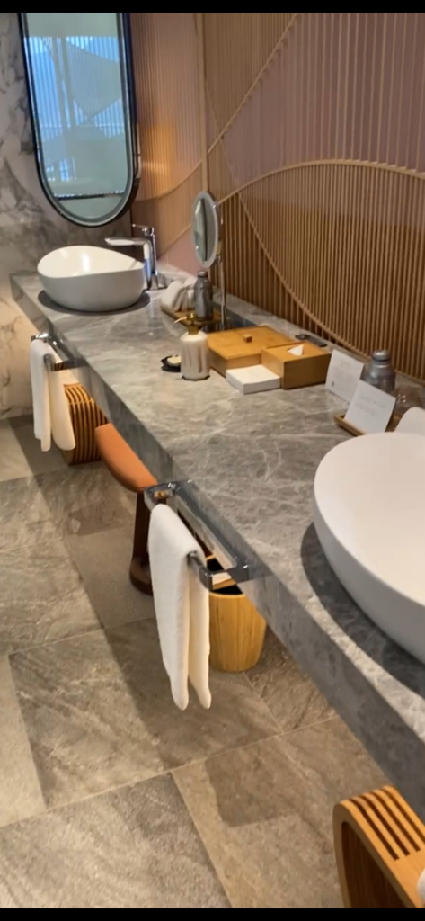 洗面ボウルは２つあって広々とした空間。