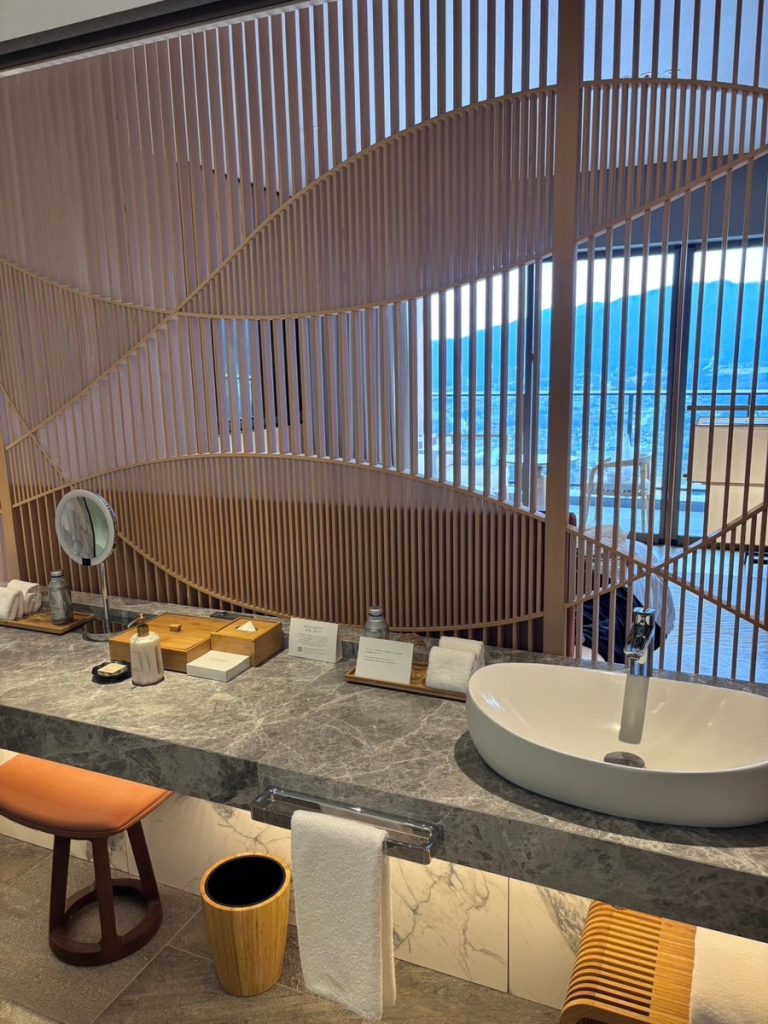 眺望も楽しめる洗面台