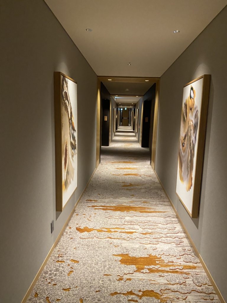 湯けむりをイメージしたという廊下