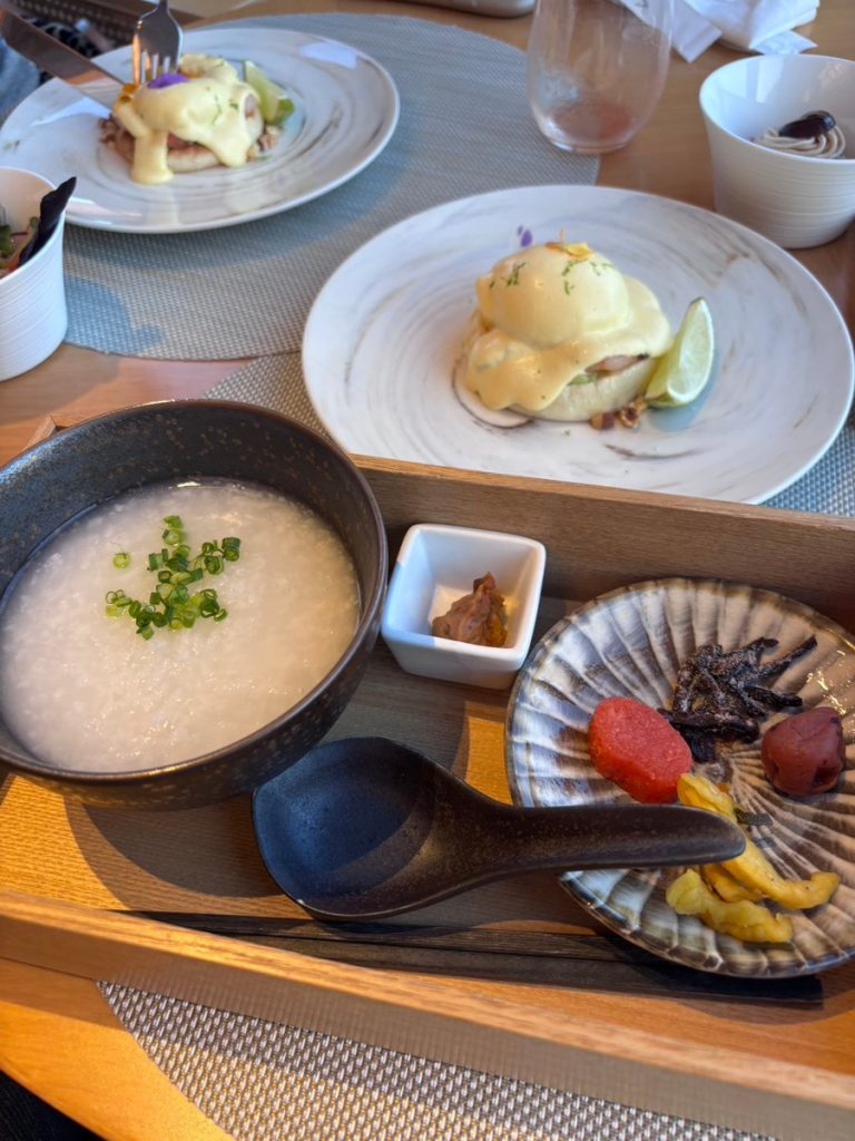 クラブラウンジでの朝食、朝粥。ほっと落ち着く。