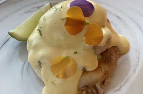 エッグベネディクト 海。海老、ワカモレにオランデーズソース。そこへ胡桃がちりばめられている。ライムを絞ってさっぱりいただく。