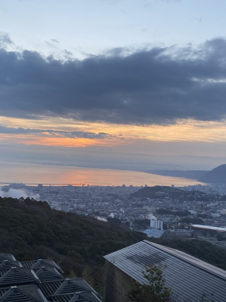 別府は朝がいい、とホテルのスタッフが言った。うなずける風景。
