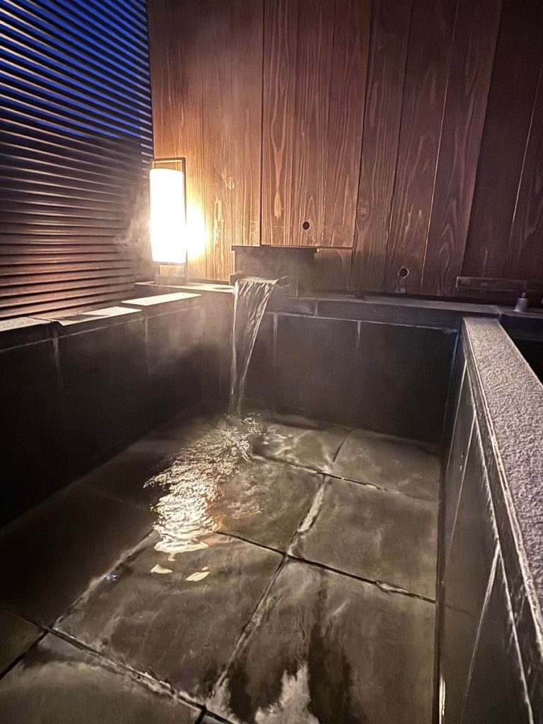 バルコニーの露店風呂。温泉のお湯をひいている。