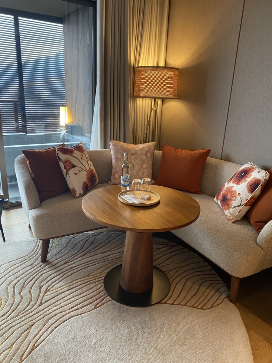 大き目のダイニングセット。これはとても便利だった。