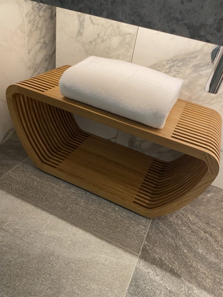 バスルームのベンチ② 洗練されたデザイン。