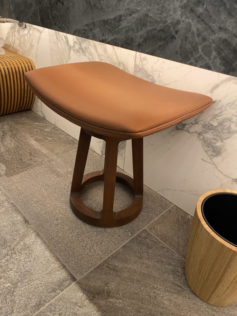 バスルームにあったベンチ① 温かみのある色とデザイン