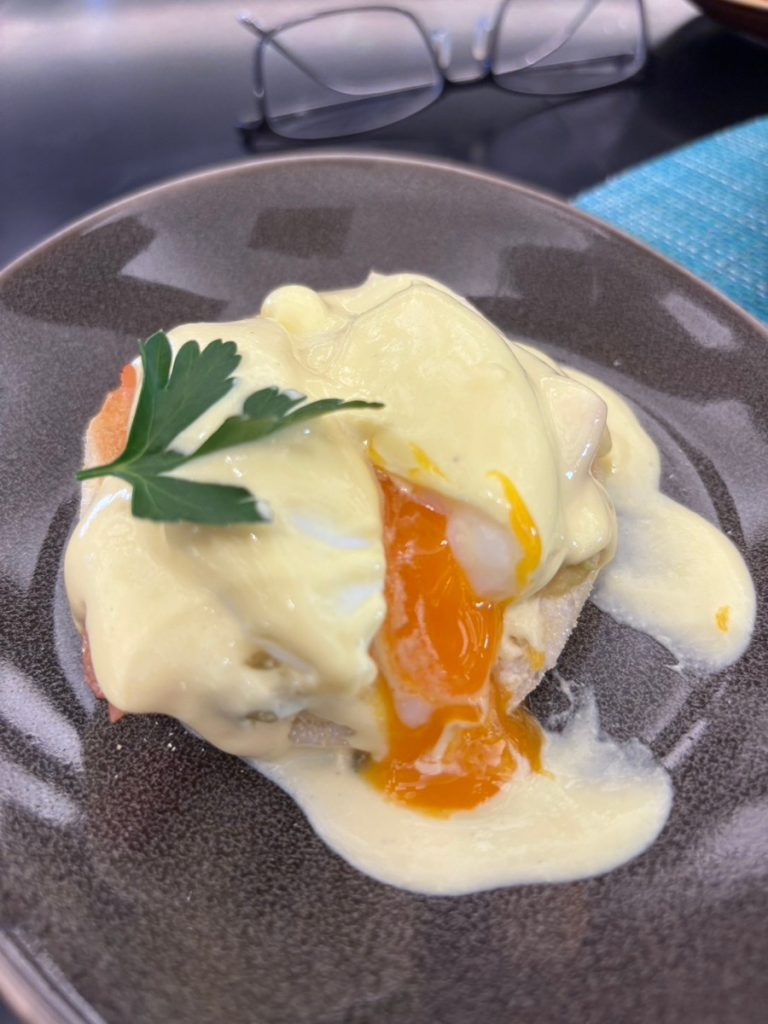 メインダイニングELEMENTS モーニング エッグベネディクト