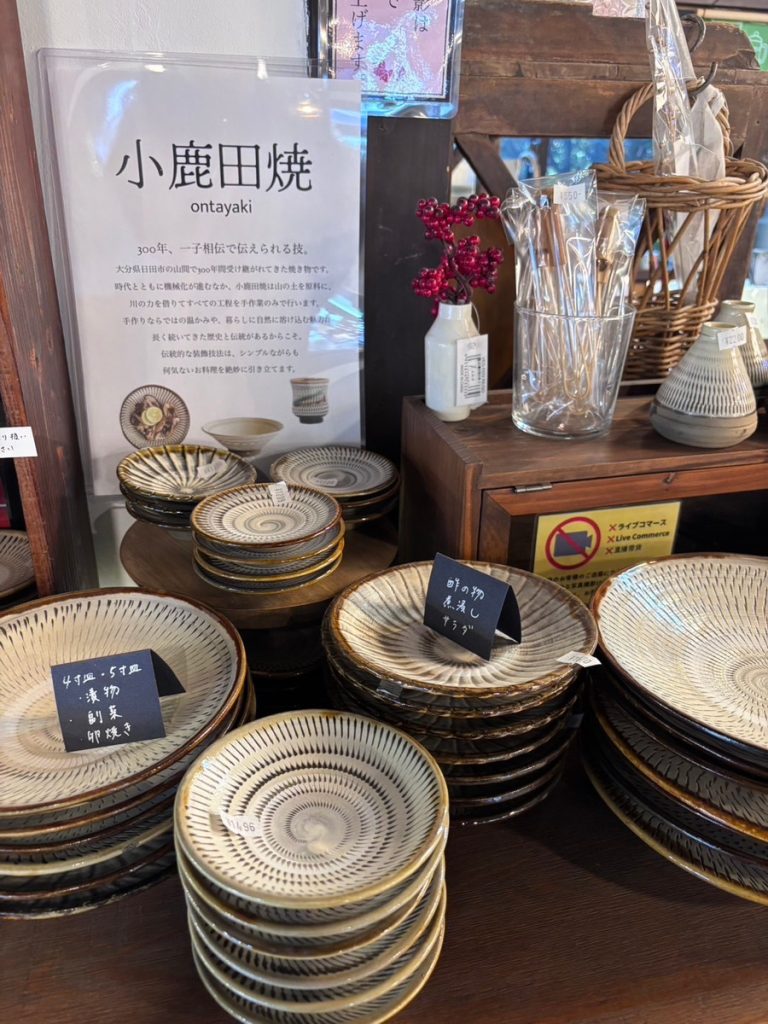 岡本屋売店にあった小鹿田焼き。使いやすくて飽きが来にくいデザイン。