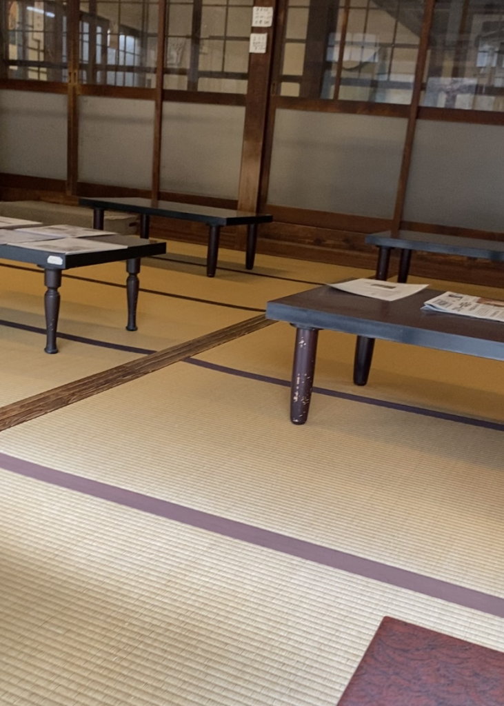 京都 不動温泉の大広間。一日中ここでゆっくりできる