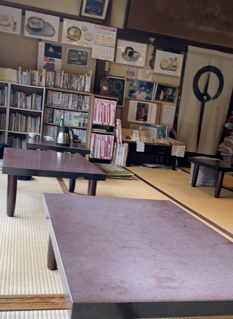 京都 不動温泉の大広間。たくさん雑誌や本がある。