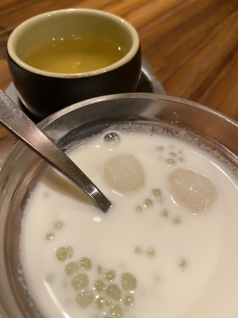 白玉とタピオカのココナツミルクチェーとベトナム茶 @コムゴン