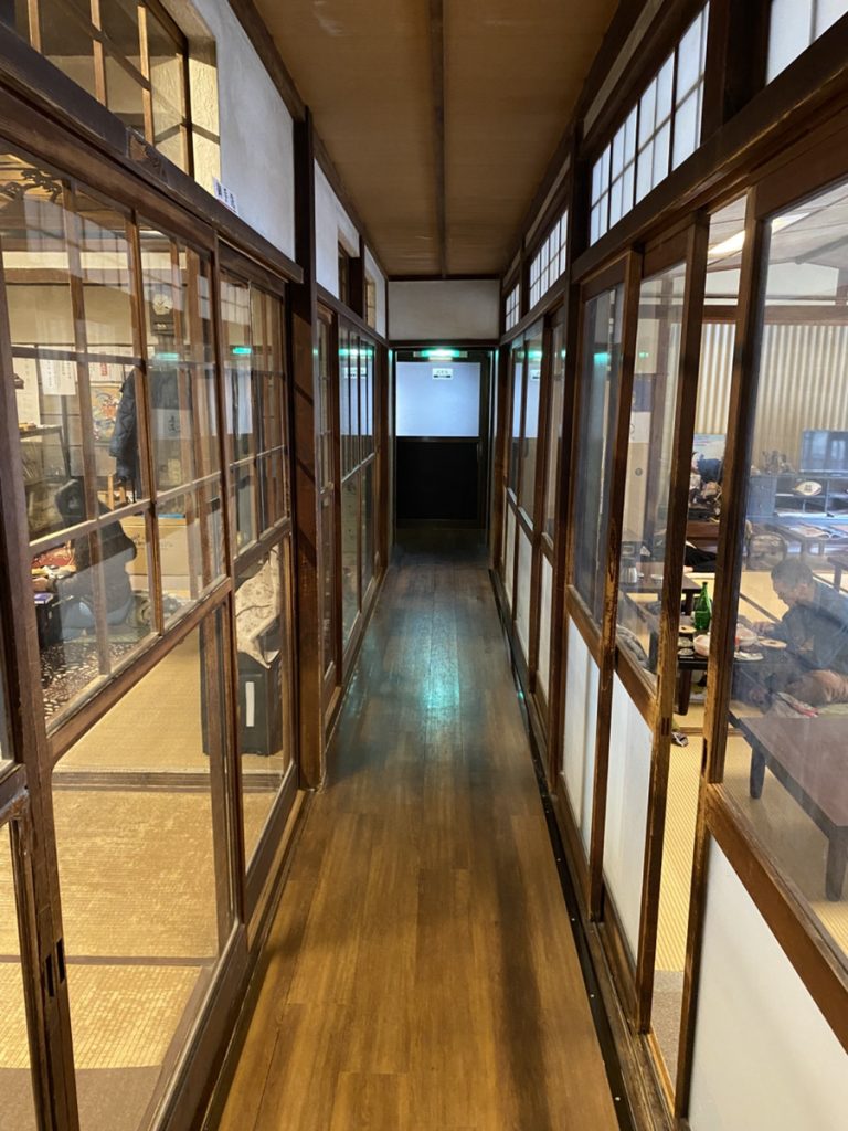 京都 不動温泉 レトロな雰囲気の廊下