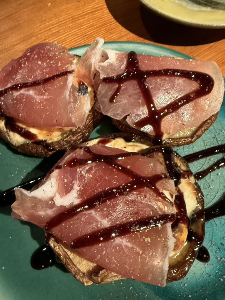 【TOMIDORI】肉厚椎茸のクリームチーズ焼きと生ハム