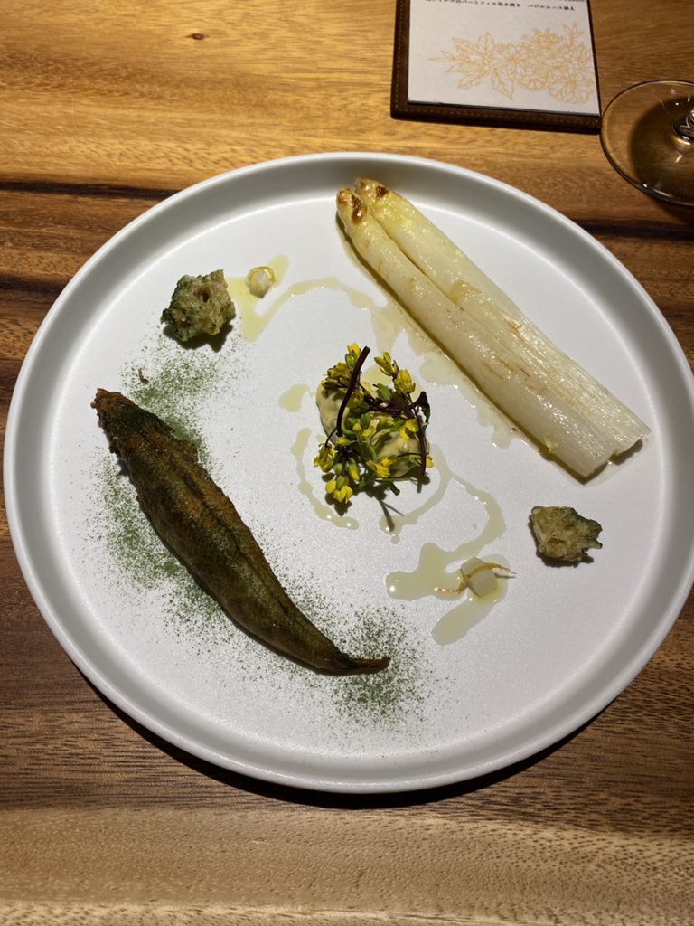 神戸 フレンチ fusible（フュージブル）ホワイトアスパラのブレゼと小魚のフリット
