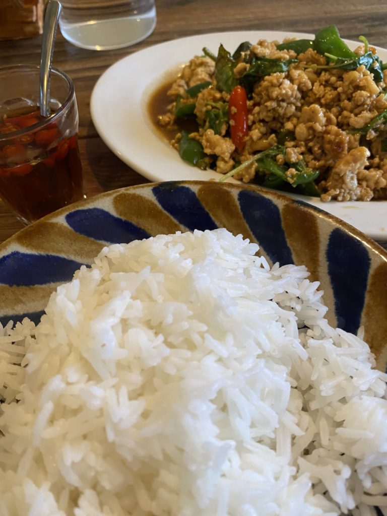 中崎町タイ料理の名店 ピタックごはん ガパオとライス