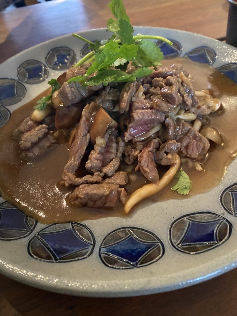 中崎町タイ料理の名店 ピタックごはん 牛肉ときのこ