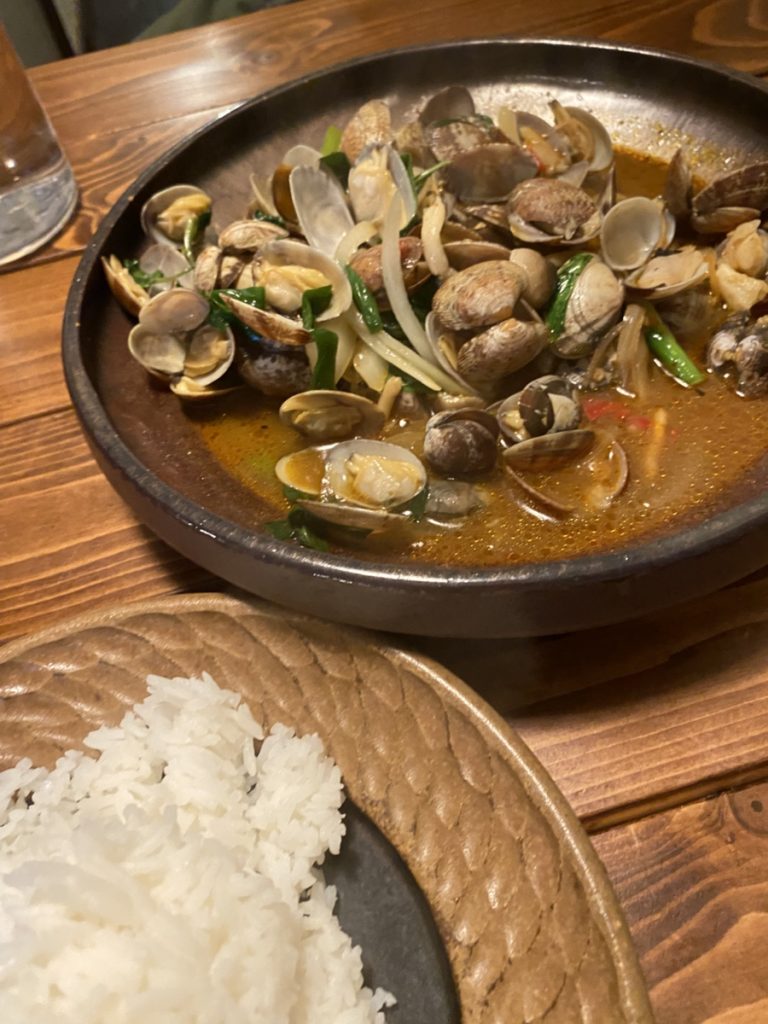 中崎町タイ料理の名店 ピタックごはん アサリ チリペースト炒め