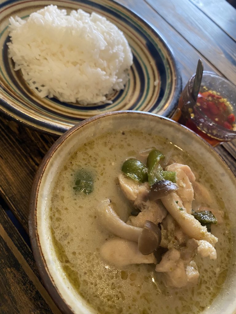 中崎町タイ料理の名店 ピタックごはんのグリーンカレー