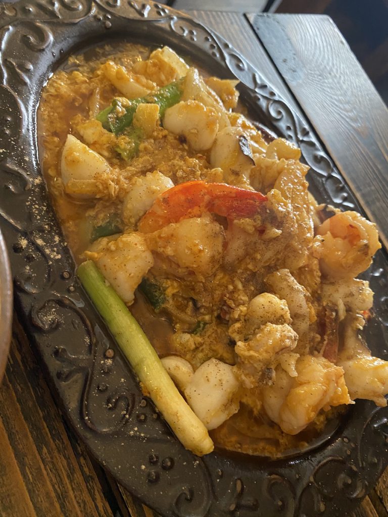 中崎町タイ料理の名店 ピタックごはん プーパッポンカリー