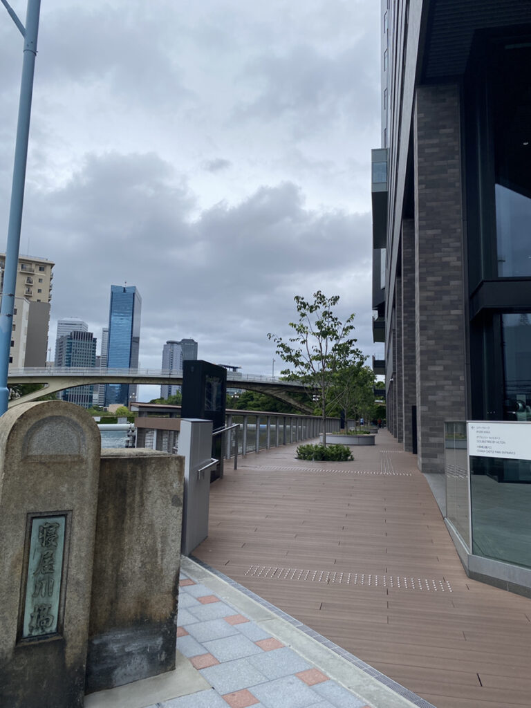 ダブルツリーbyヒルトン大阪城 土佐堀通からの遊歩道