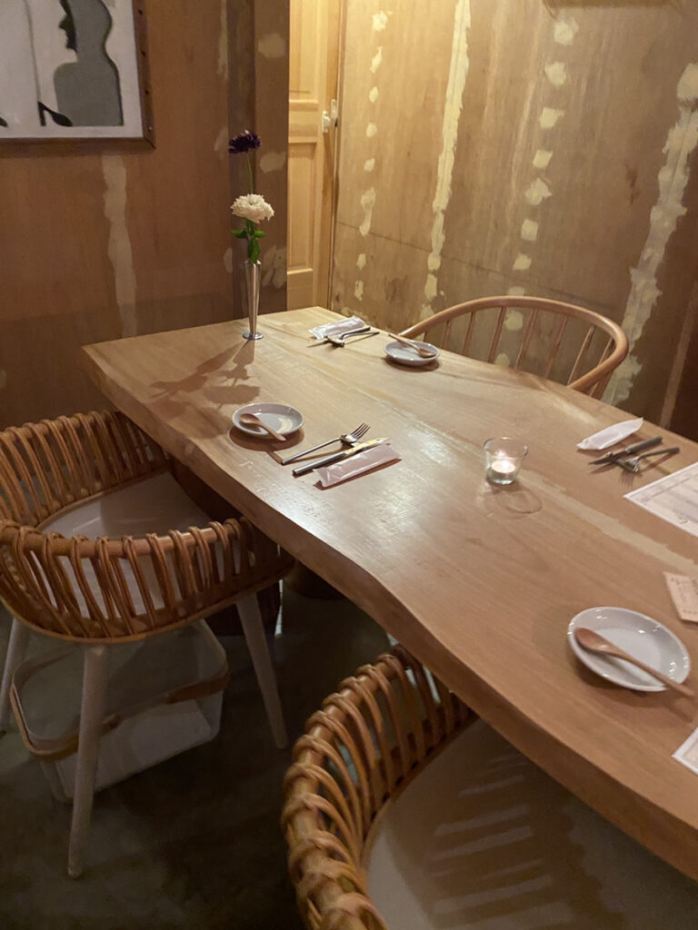 中津 Liben 一枚板のテーブル