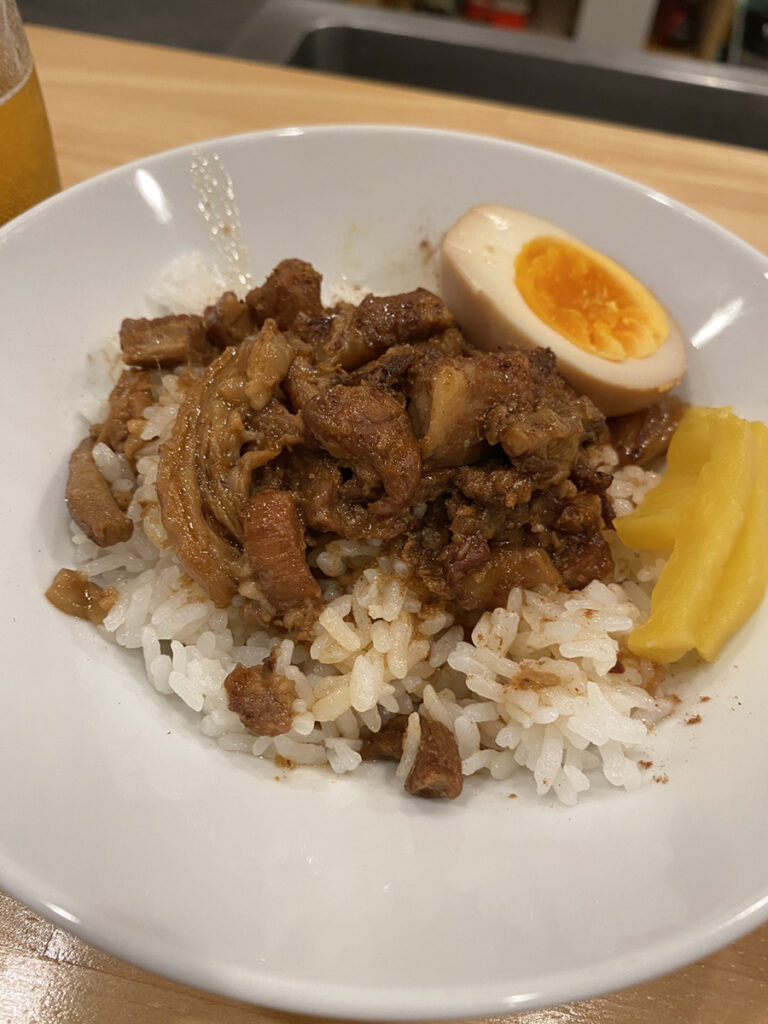 絶品の魯肉飯