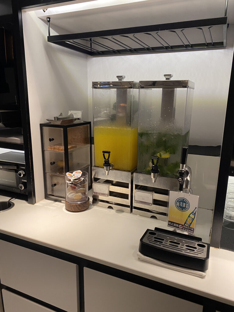 台湾ビール、デトックスウォーター、オレンジジュース