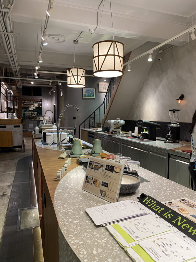 スタイリッシュな店内