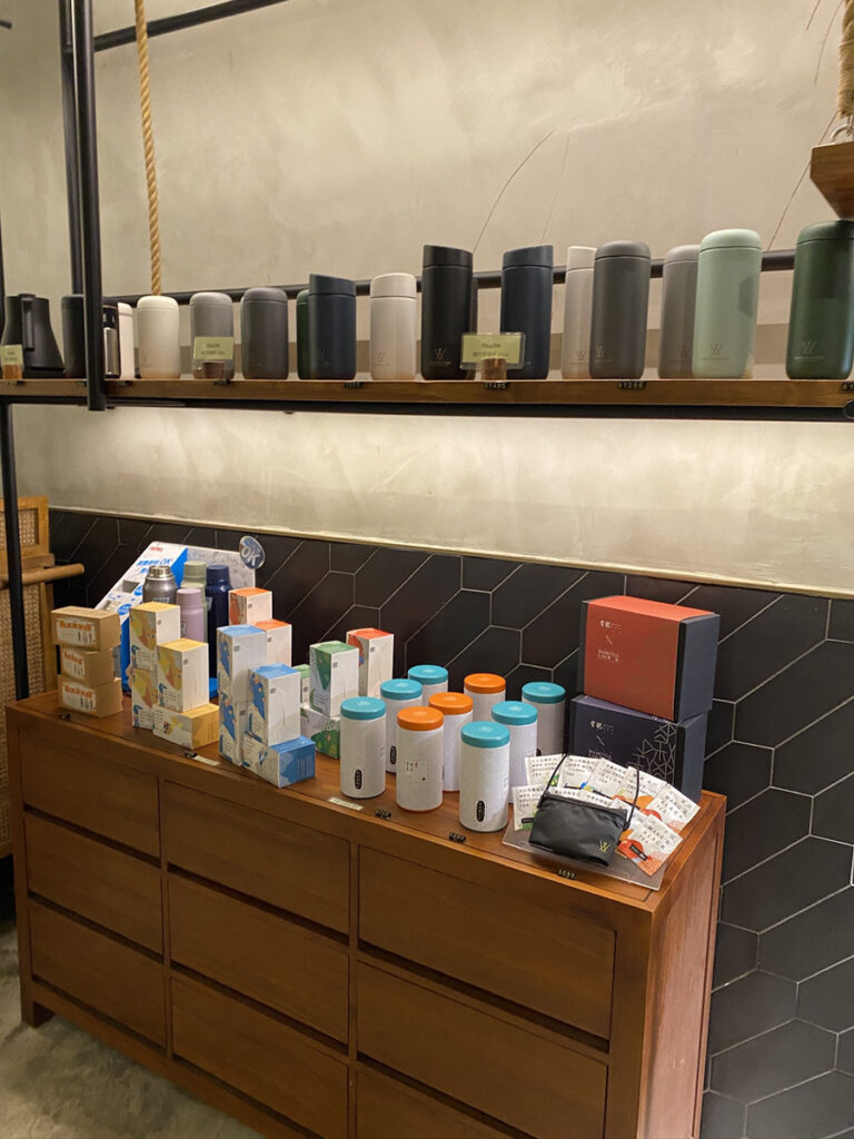 お茶グッズも置いてます