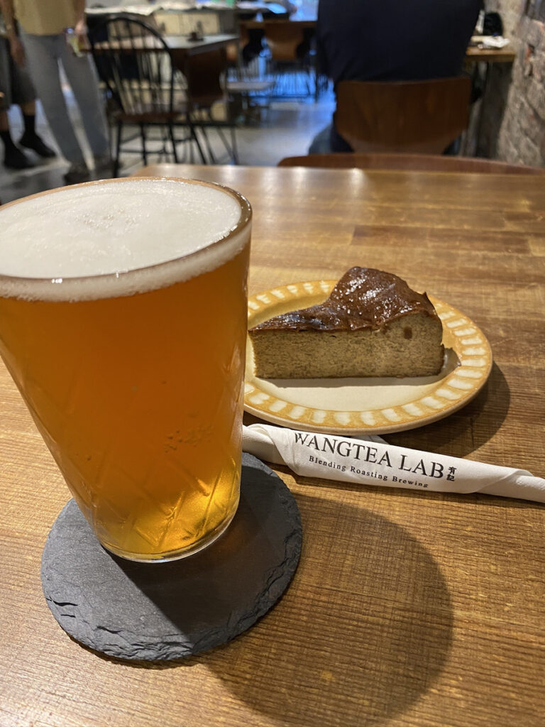 Golden Volcanoとチーズケーキ（烏龍フレーバー）