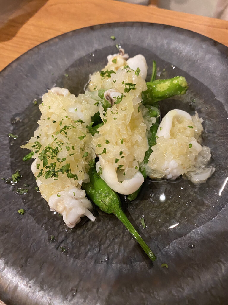 イカの湯引き ネギ生姜ソース（880円）