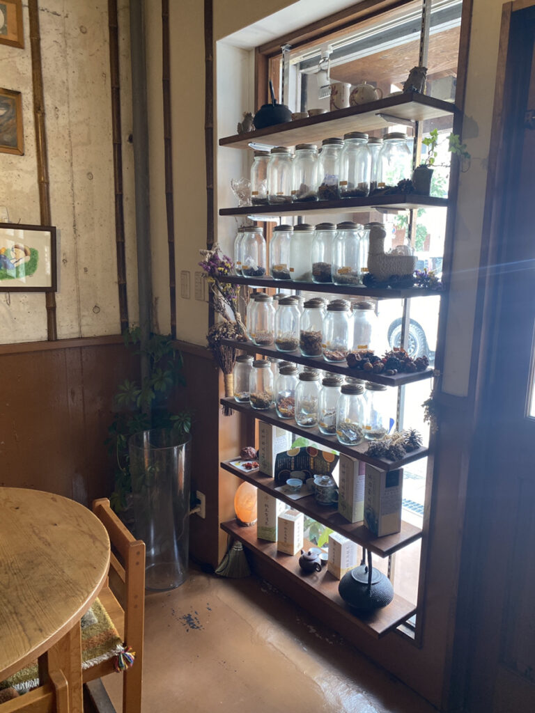 元気茶房 スパイス棚