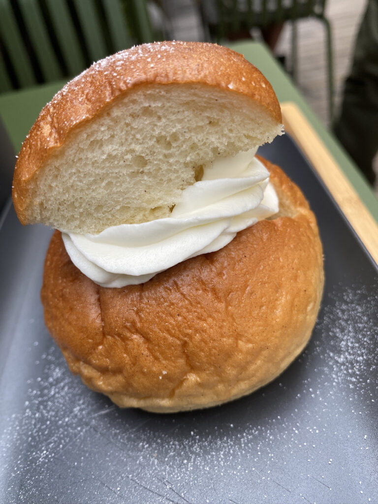 セムラ（アーモンド・1450円）