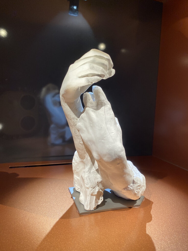 オーギュスト・ロダン「守りの手」