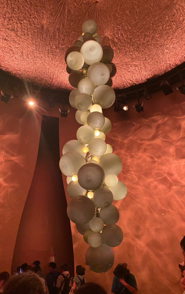 ワインのぶどうをモチーフにした展示