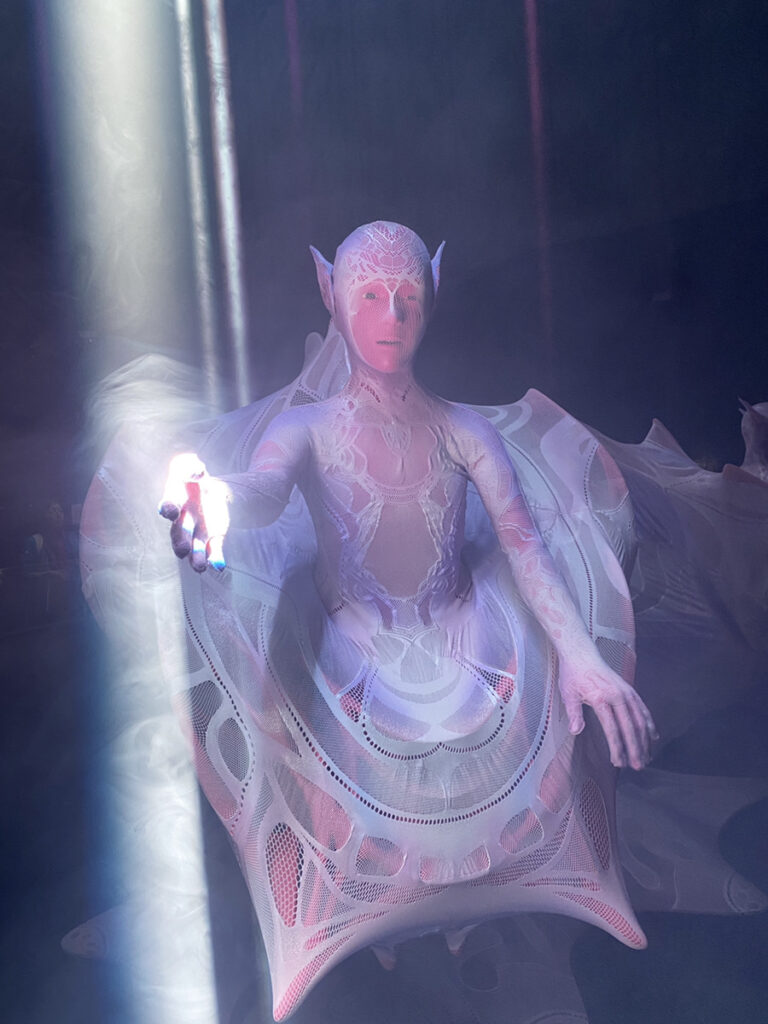 アンドロイド3体が優雅に踊る