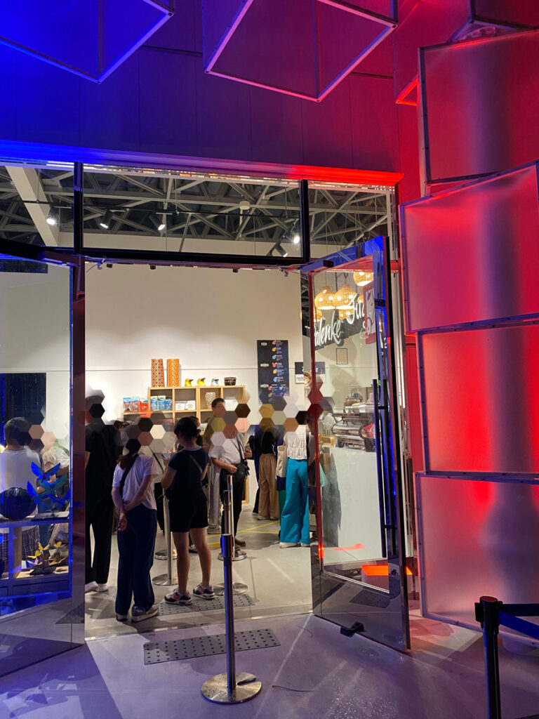 夜間は比較的すいています