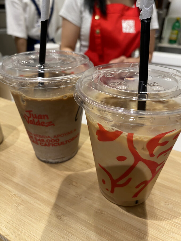 アイスカフェラテ（右）とアイスモカ（左）