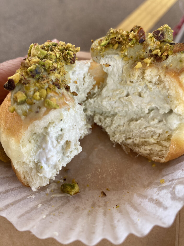 ボンボローニ（シチリアピスタチオ）割ったらこんな