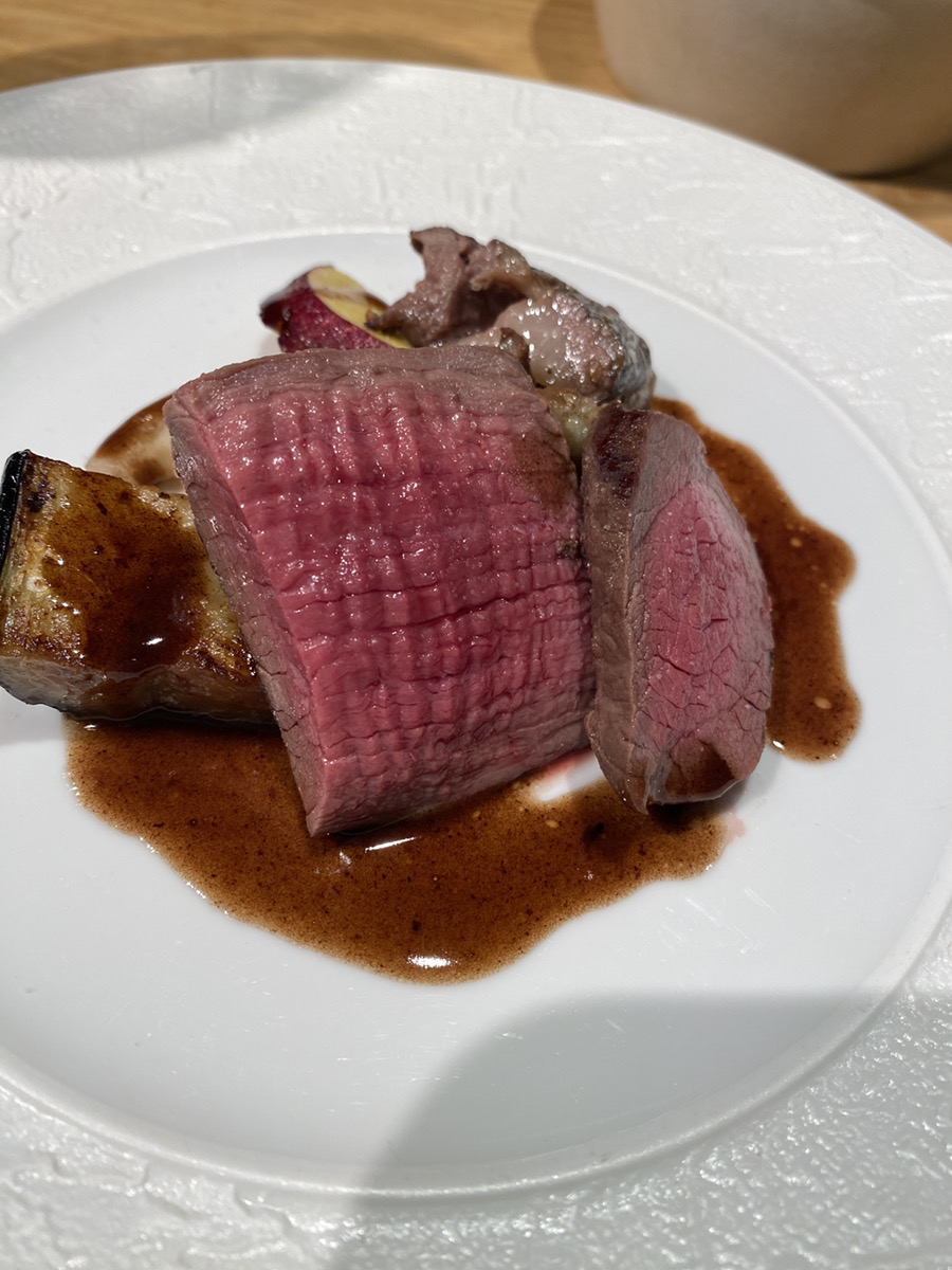 熟成エゾシカのもも肉 ジビエだしで作ったソースで