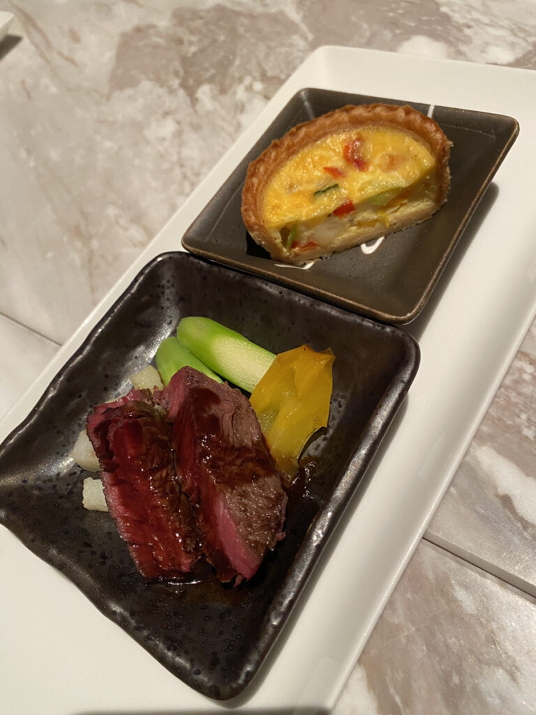 キッシュと一口ステーキ